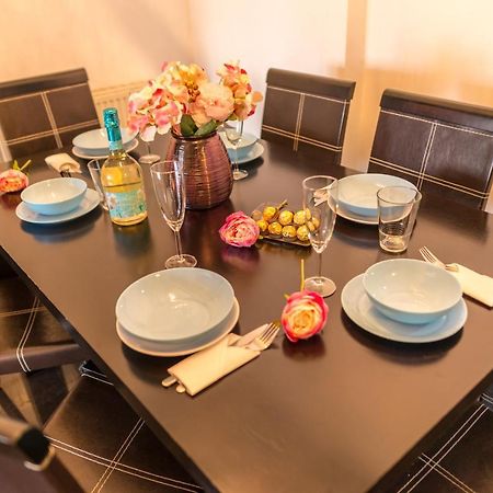 Lovely Apartment With Balcony Bucarest Extérieur photo